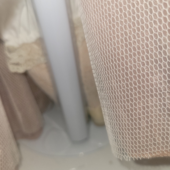 Dandee Brunette Collectible Porcelain Doll with stand & tag - Picture 7 of 7